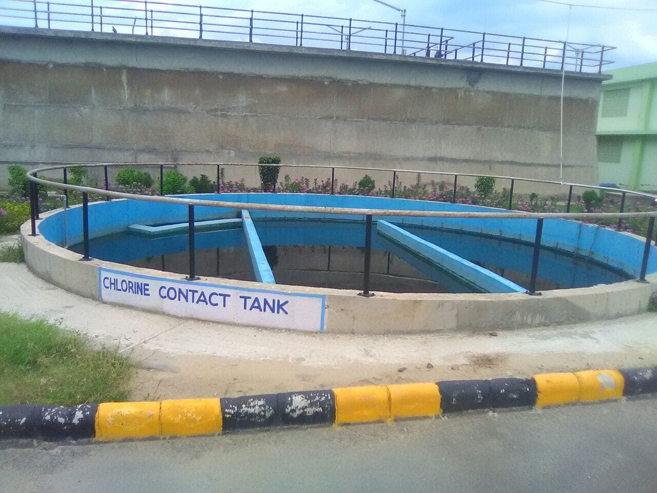 Circular chlorine contact tank with baffle walls and landscaping at the 10 MLD Jalandhar STP, Punjab