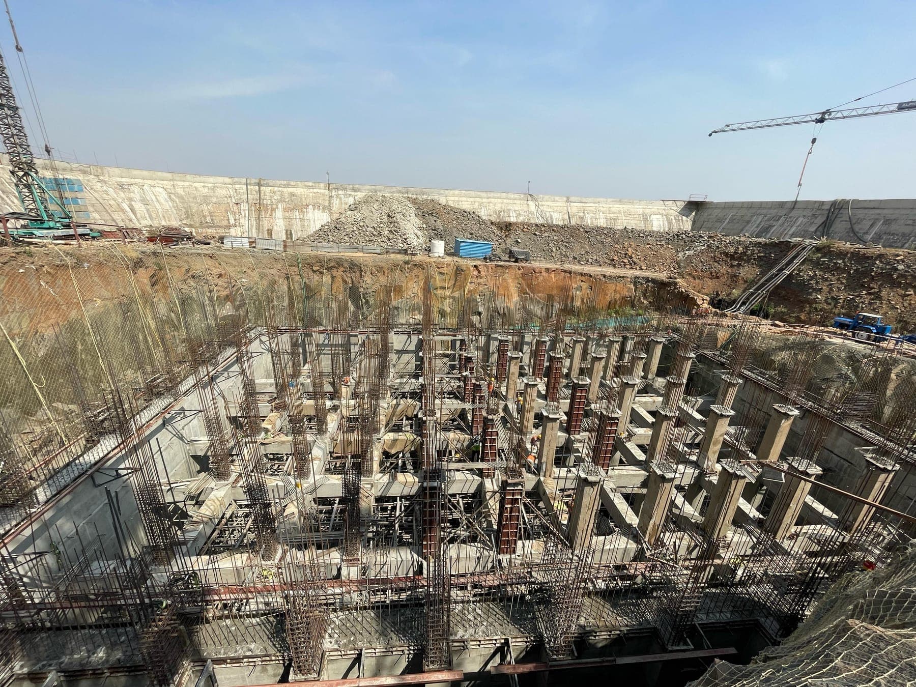 Deep rock-cut foundation pit at the Bhama Askhed head-works, lined with a grid of reinforced-concrete columns within the diaphragm retaining wall